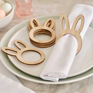Ces adorables ronds de serviettes en bois ajouteront une jolie touche à votre table de Pâques 🌸 

These adorable wooden bunny ears will add the perfect finishing touch to your Easter table 🌺